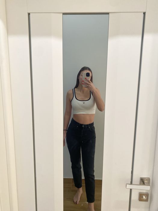 Джинси в оголошенні 6 пар