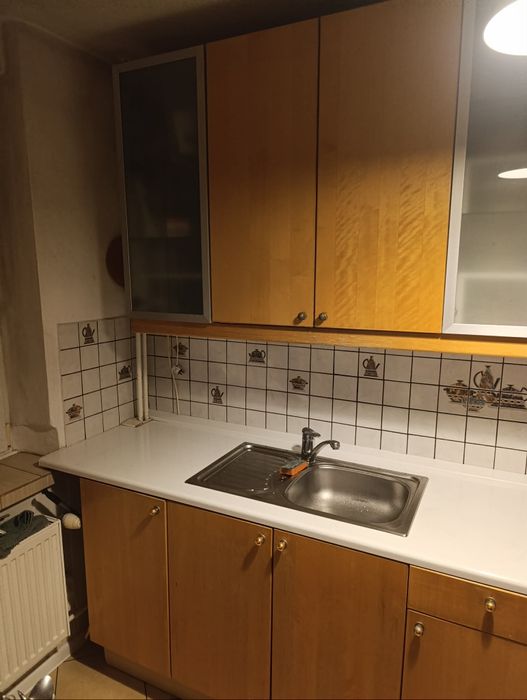 Meble kuchenne IKEA, fronty w kolorze drewna, blat biały