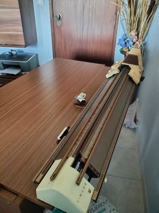 Vendo máquina de tricotar manual e elétrica.