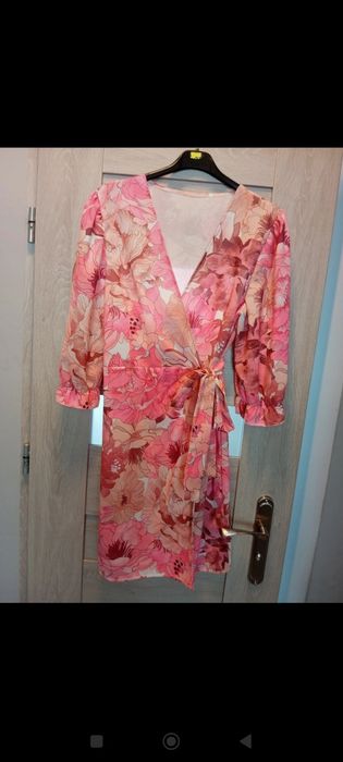 Sukienka wizytowa w modne kwiaty