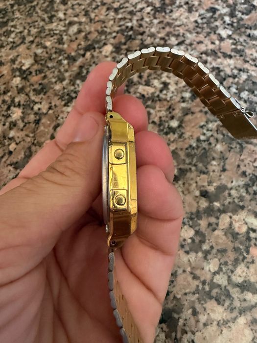 Relógio Casio dourado