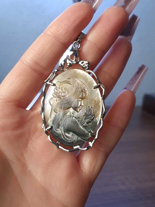 Pendente esculpido em madrepérola, com jovem / mulher / sereia