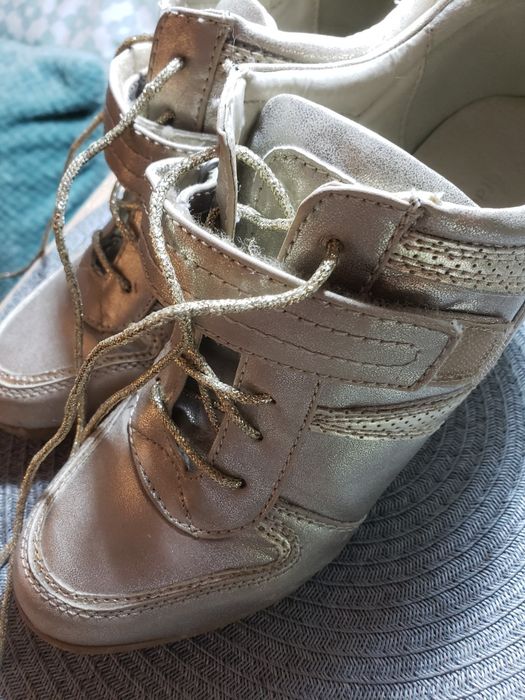 Buty na koturnie