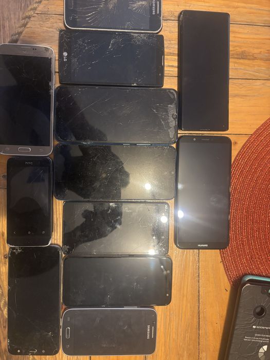 Komplet telefonow jedne uszkodzone jedne praddopodonnie nie