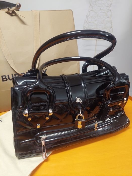 Carteira/Malote Burberry pele preta envernizada