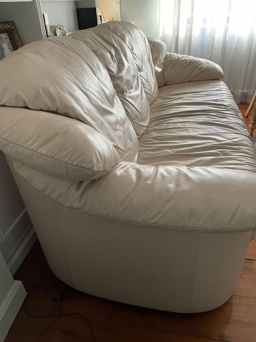 Sofa em pele de tres lugares em bom estado