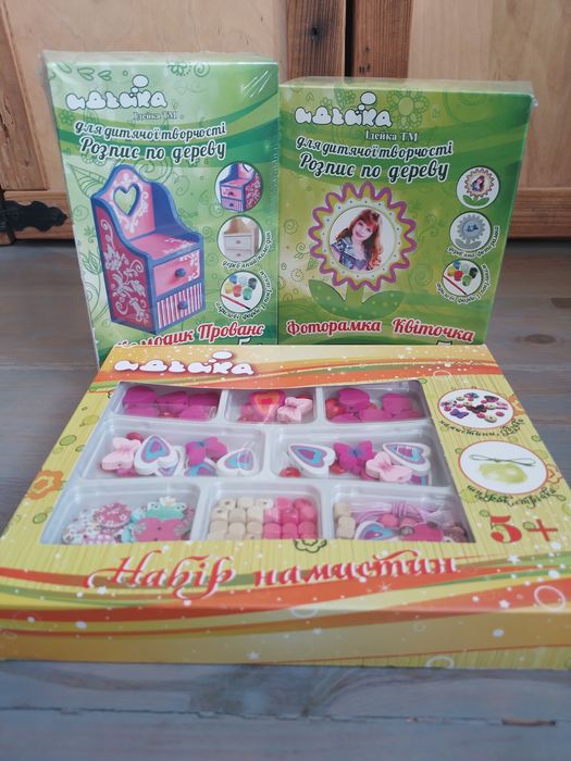 Розписи по дереву й набір намистин.