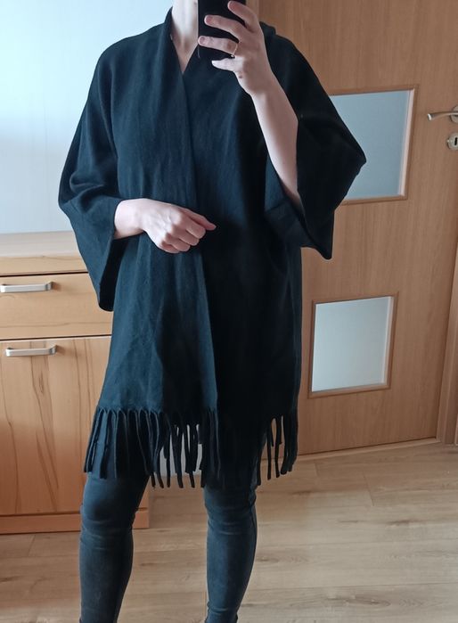 Czarna narzutka, ponczo, oversize, z frędzlami