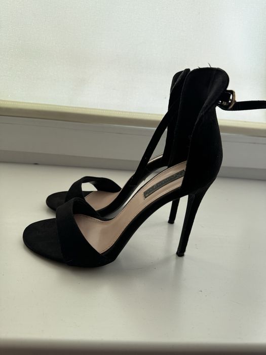 Чорні елегантні босоніжки