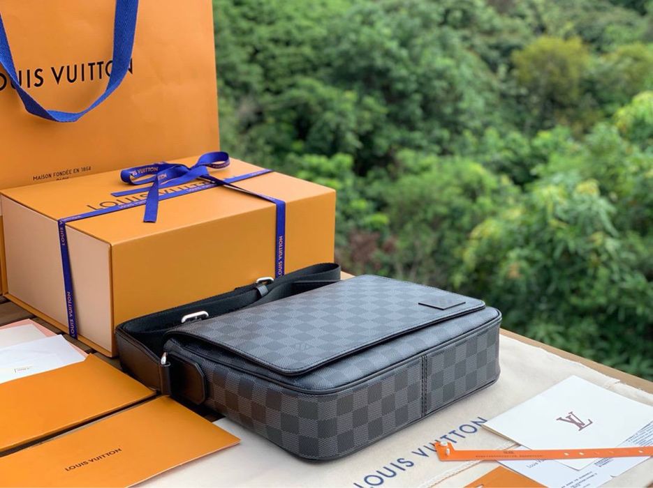 Louis Vuitton District Messenger