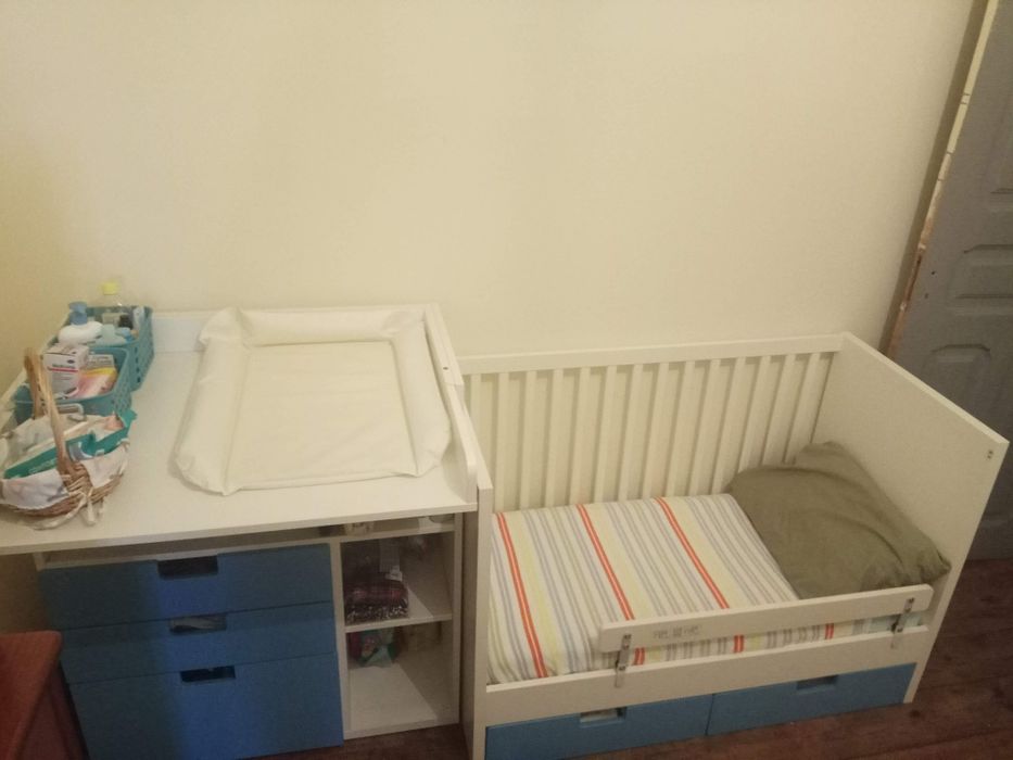 Cama de grades e secretária/muda fraldas