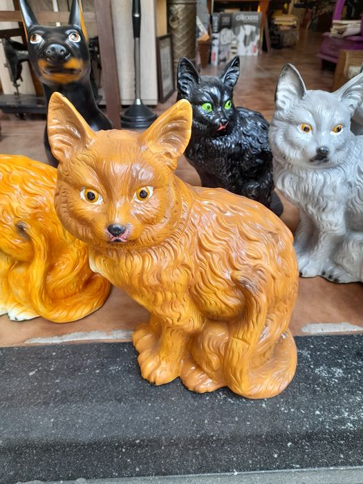 Gatos de louça e cão Doberman - novos super fofinhos em barro