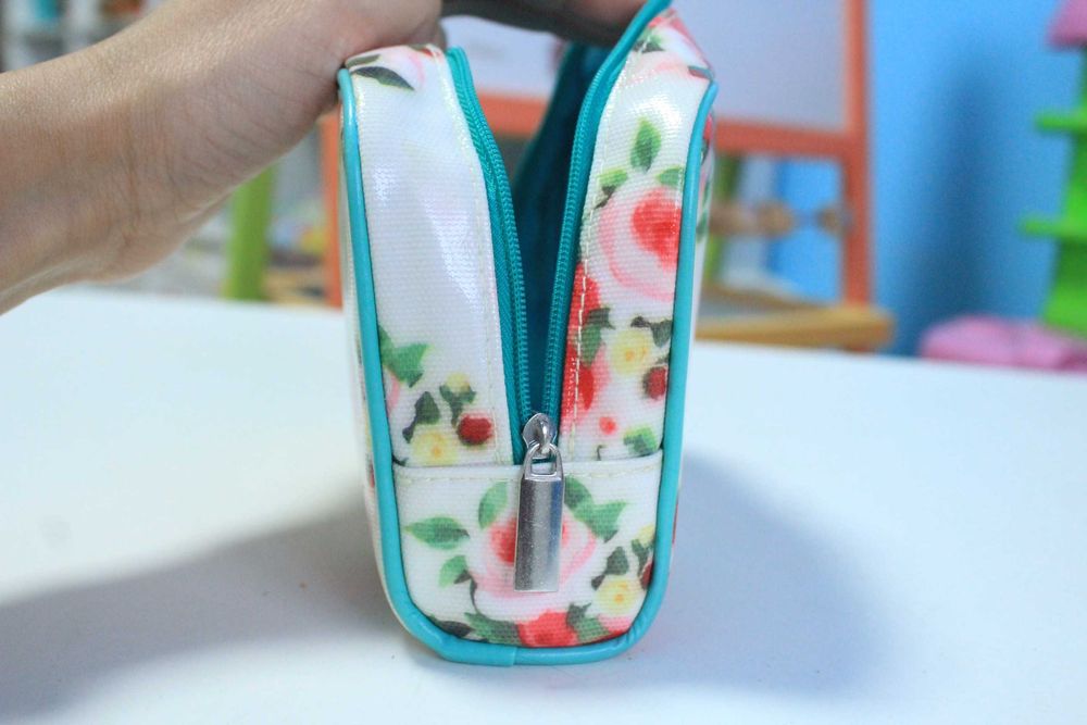 Косметичка або пенал непромокаємий.