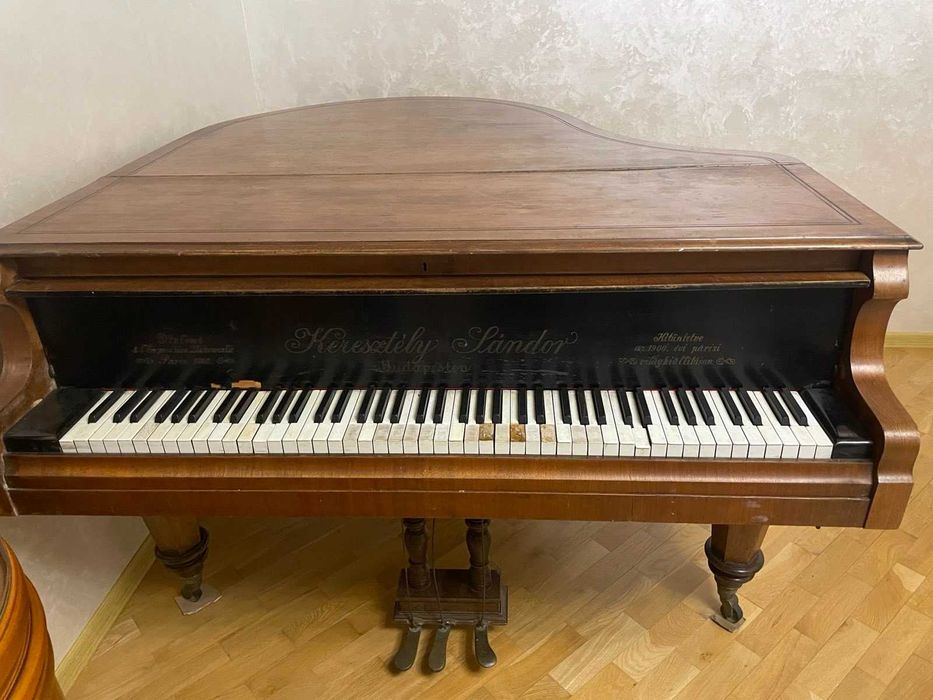Продам рояль старовинний.