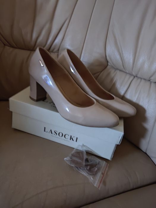 Czółenka półbuty buty damskie beżowe na słupku ze skóry r.40 Lasocki
