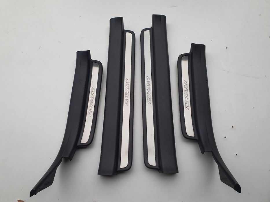 TOYOTA AVENSIS T25 progi chrom nakładki 03-08