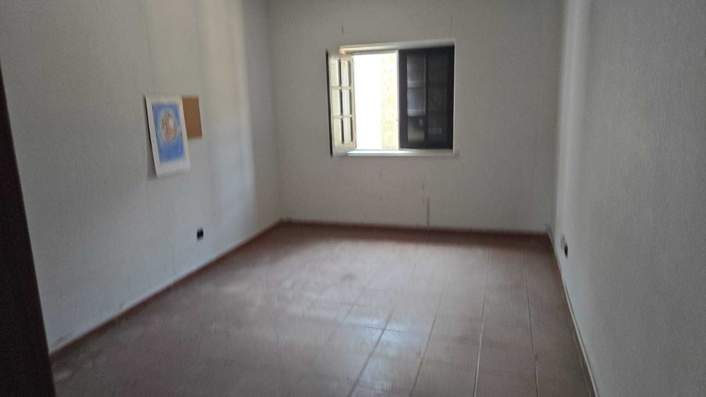 Moradia com cerca de 200m2 - Aldeia Nova