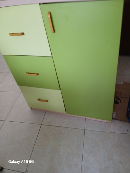 Movel tipo armário de duas cores, com gavetas e de um lado é alto para pendorar roupa ou como  parteleirasdá bastante arrumaçao