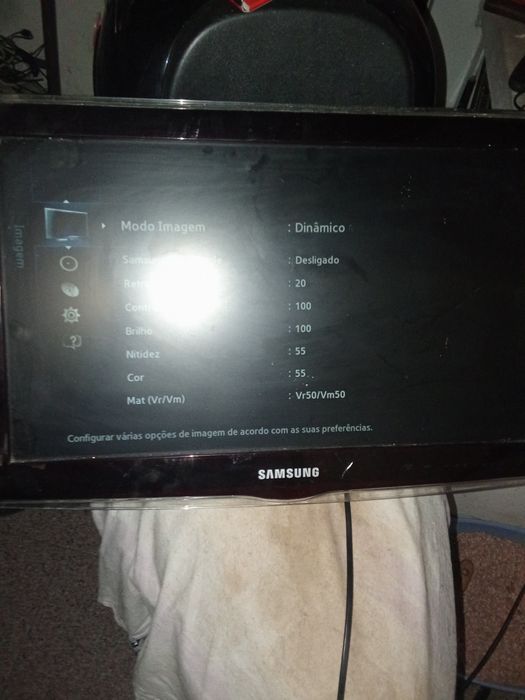 5 TVs a funcionar uma conta com leitor de DVDs mai 1 monitor Tudo 90 €