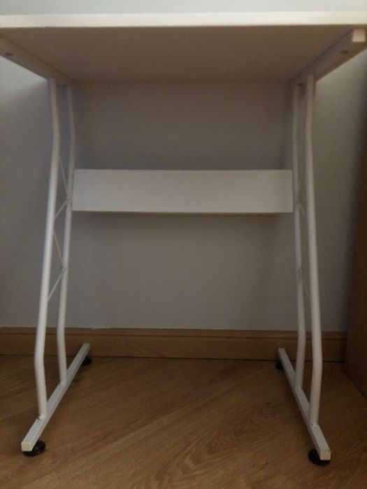 Mesa branca de apoio