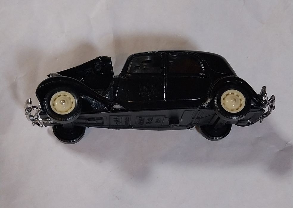 Miniatura Citroen 15 em escala 1/43