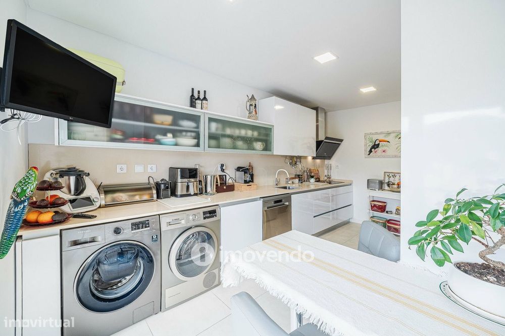 Apartamento T3 Duplex, com estacionamento, no Condomínio do Loural