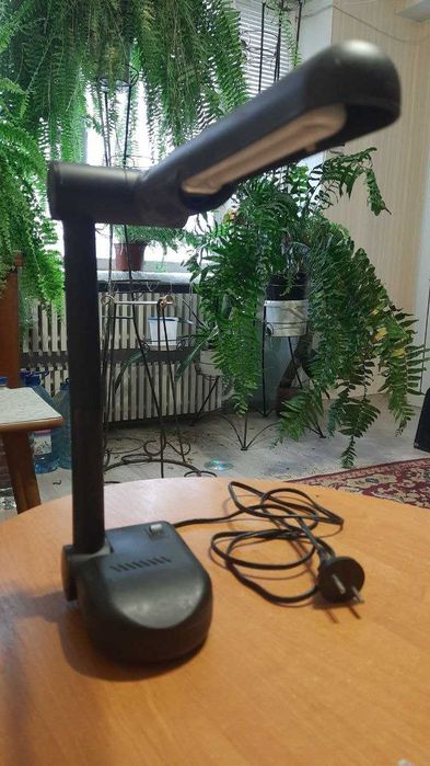 Люминесцентная настольная лампа.