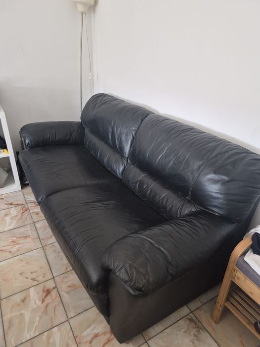 Vendo sofá-cama preto, confortável e espaçoso.