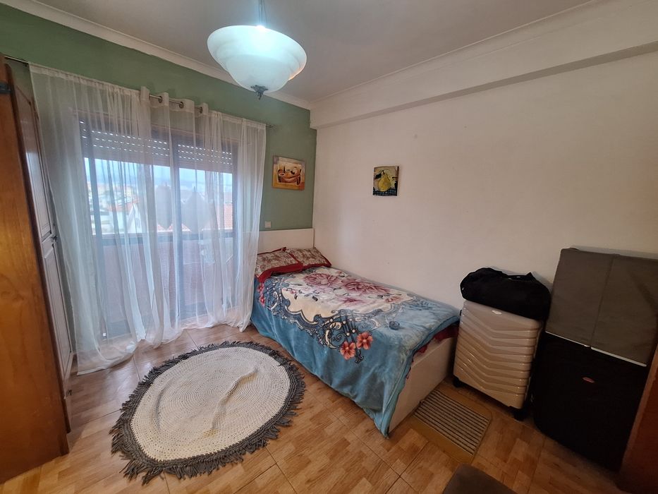 Quarto bem localizado em zona calma de Mem martins