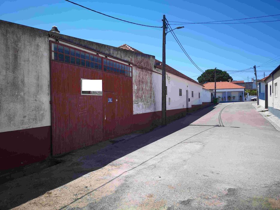 OPORTUNIDADE: Armazém com Potencial para Habitação Excelente oportunidade para investimento ou instalação do seu negócio.