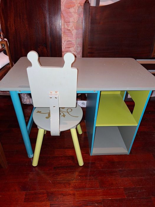 Mesa e cadeira infantis – Coloridas