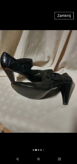 Eleganckie stylowe lakierowane półbuty na obcasie.