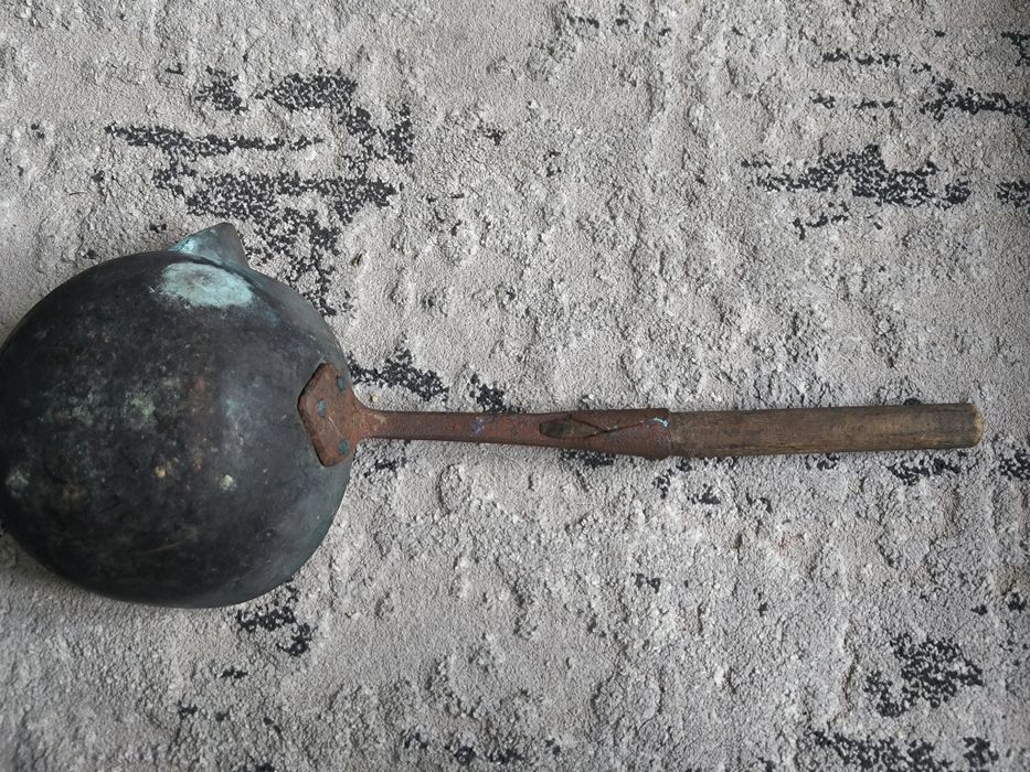 Duża ,Bardzo stara chochla, mosiężna, drewniana rączka,vintage