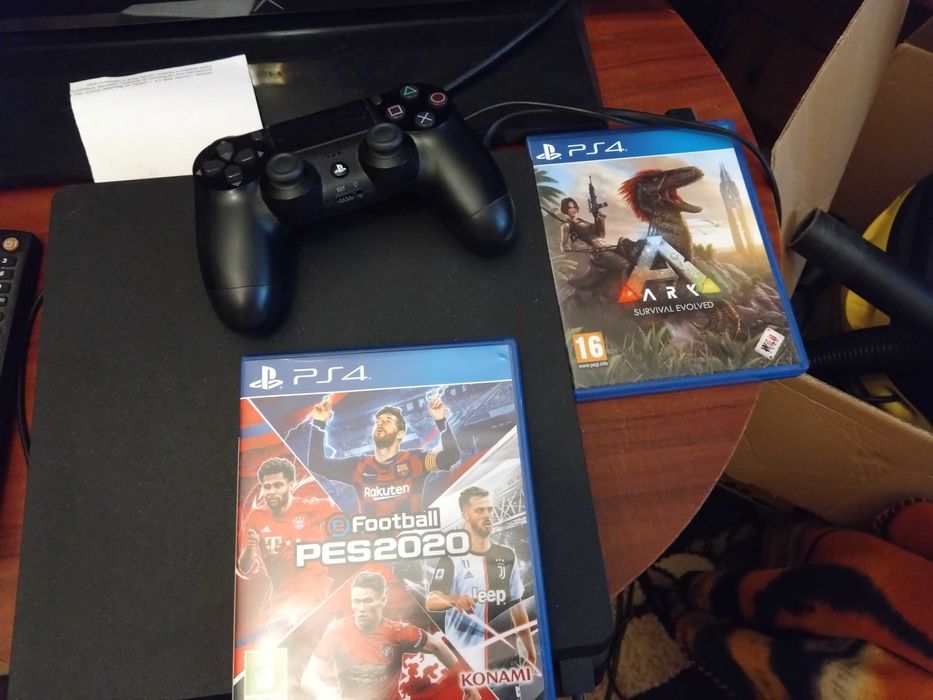 PlayStation 4 slim z padem