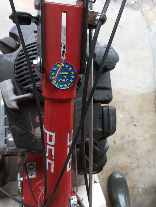 Motocultivador com capinadeira/ pente