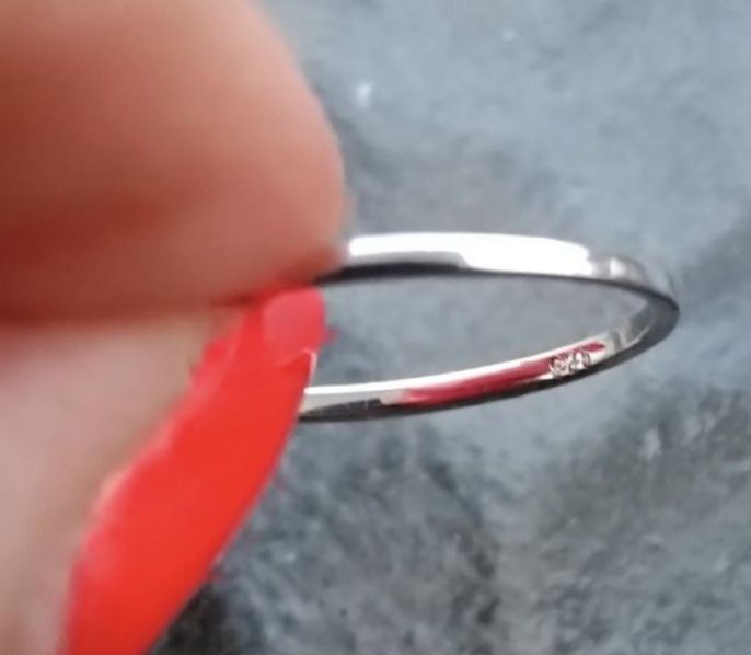 Pierścionek jabłuszko z kamieniami spinelami ze srebra rodowanego prób