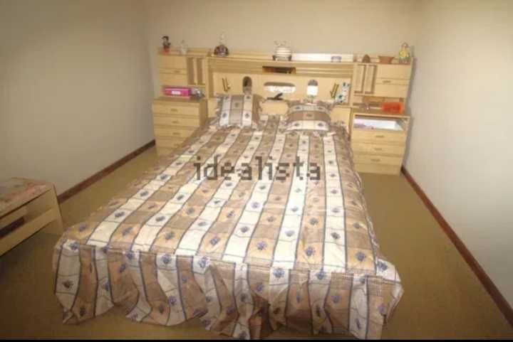 Vendo Quarto de Casal, com cama completa, tem focos e música de rádio roupeiro, duas mesas de cabeceira e um roupeiro grande de casal