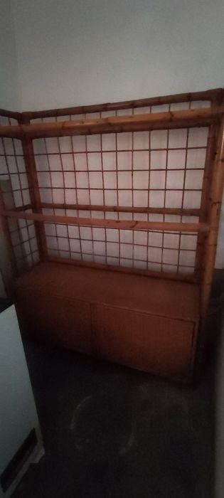 Móvel em bambú com prateleiras em vidro