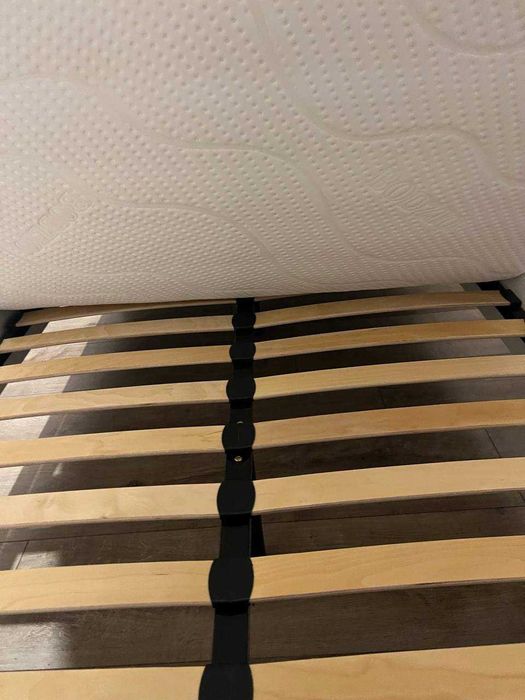 Białe łóżko w dobrym stanie, z materacem.