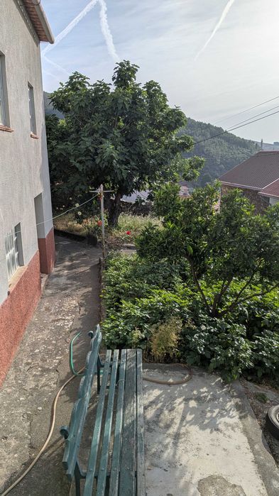 Vende-se moradia rústica para ganhar uma nova vida...