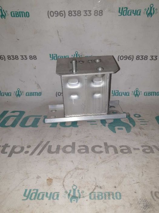 Кронштейн усилителя переднего бампера  Toyota Prius 30 5701347040 клык