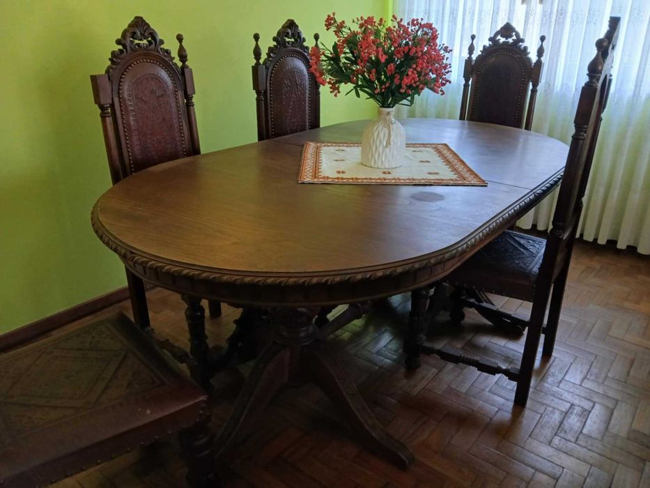 Conjunto Mesa de Jantar Oval em Madeira Maciça c/ Cadeiras Clássicas