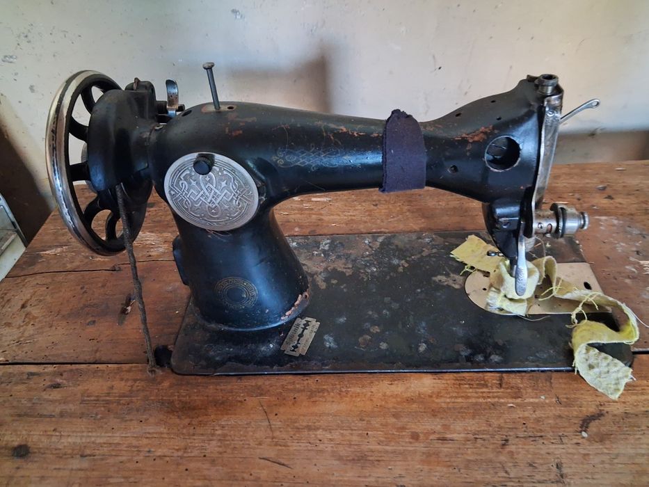 Швейна ніжна  старовинна  машинка.