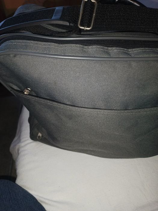 Sprzedam torbę z wieloma kieszeniami.