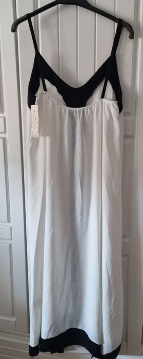 Vestido comprido de verão, em tons de branco e preto.