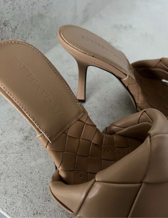 Bottega 36 klapki skórzane