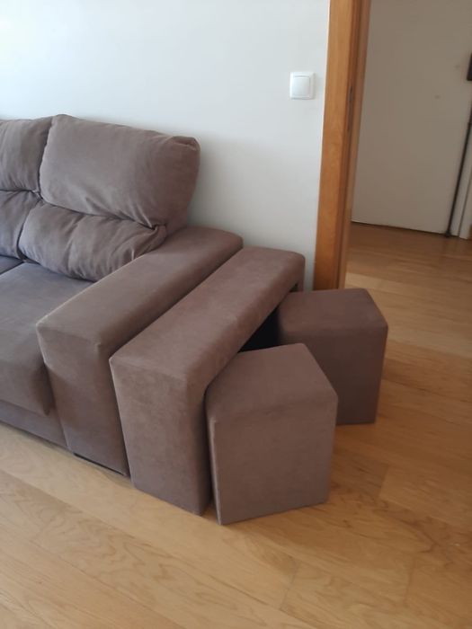 Sofá de 3 lugares com chaise longue com arrumação e bancos de apoio