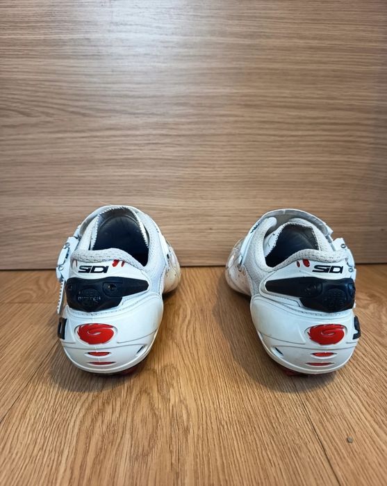 Sapatos Sidi brancos