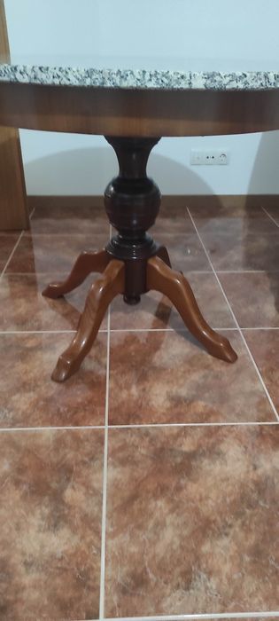 Mesa de mármore redonda com suporte