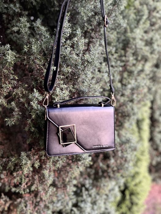 Жіноча сумочка Charles & Keith